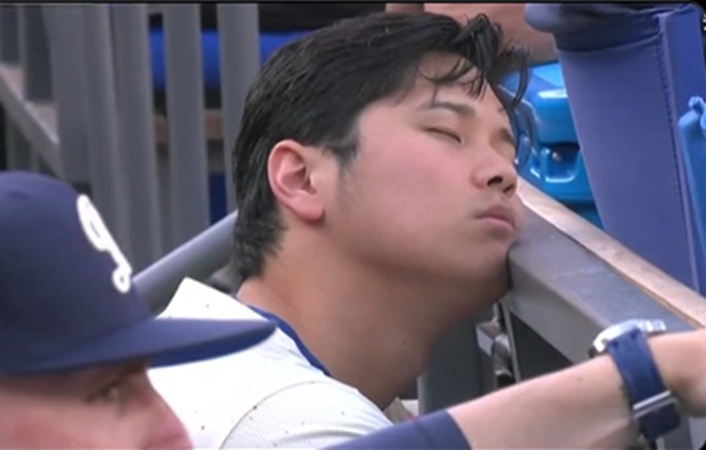 Dodgers’ Shoehei Otani falls asleep during game
